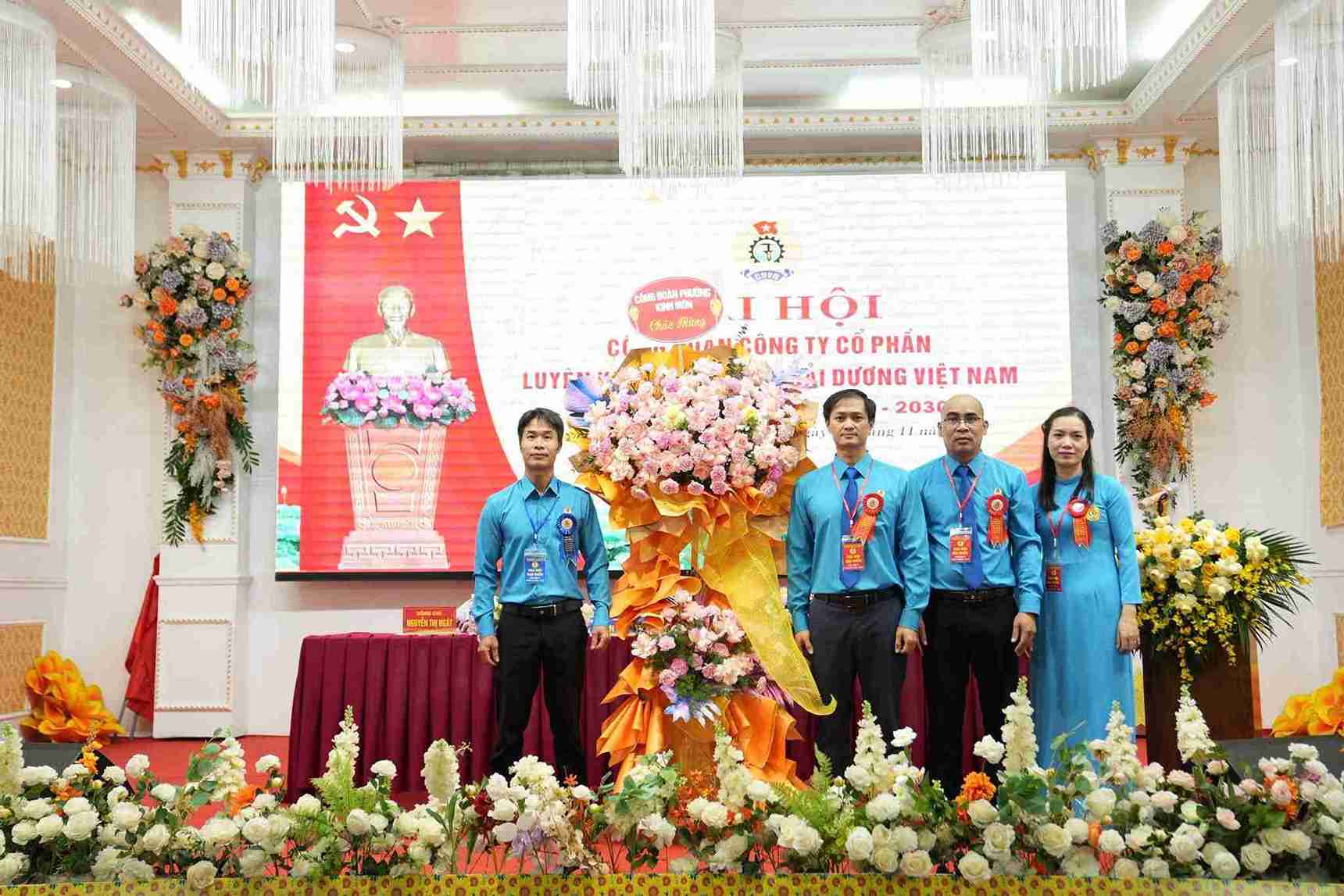 The Executive Board of the Trade Union of Tan Nguyen Hai Duong Vietnam Metallurgy Joint Stock Company, term V, launched the Congress. Photo: Kinh Mon Ward Trade Union