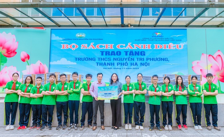 Truong THCS Nguyen Tri Phuong (Ha Noi) da tiep nhan hon 3.800 ban sach giao khoa Canh Dieu voi tong tri gia gan 75 trieu dong do Cong ty Co phan Dau tu Xuat ban - Thiet bi Giao duc Viet Nam trao tang. Anh: VEPIC