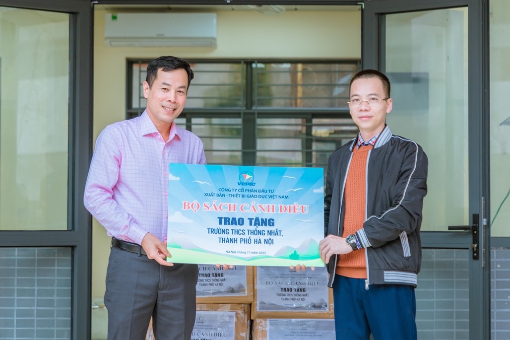 Cong ty Co phan Dau tu Xuat ban - Thiet bi Giao duc Viet Nam trao tang sach cho Truong THCS Thong Nhat (Ha Noi) Anh: VEPIC