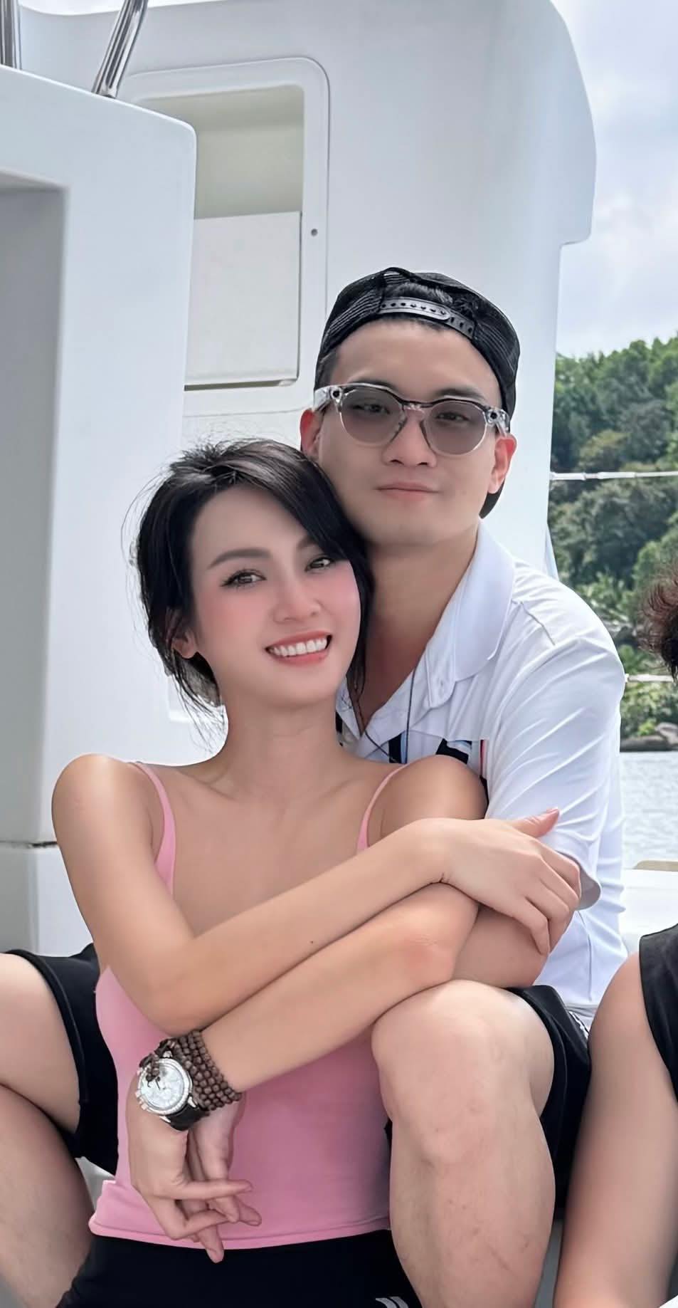 Thieu gia Duc Pham dang anh ben Vu Thuy Quynh. Anh cat tu video