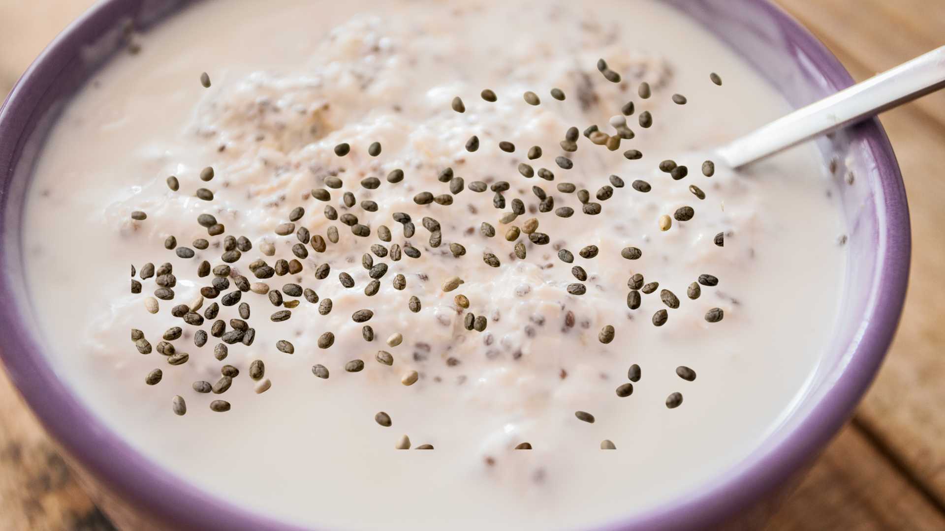 Chia seed oatmeal porridge helps reduce visceral fat effectively. Photo: Minh Quang