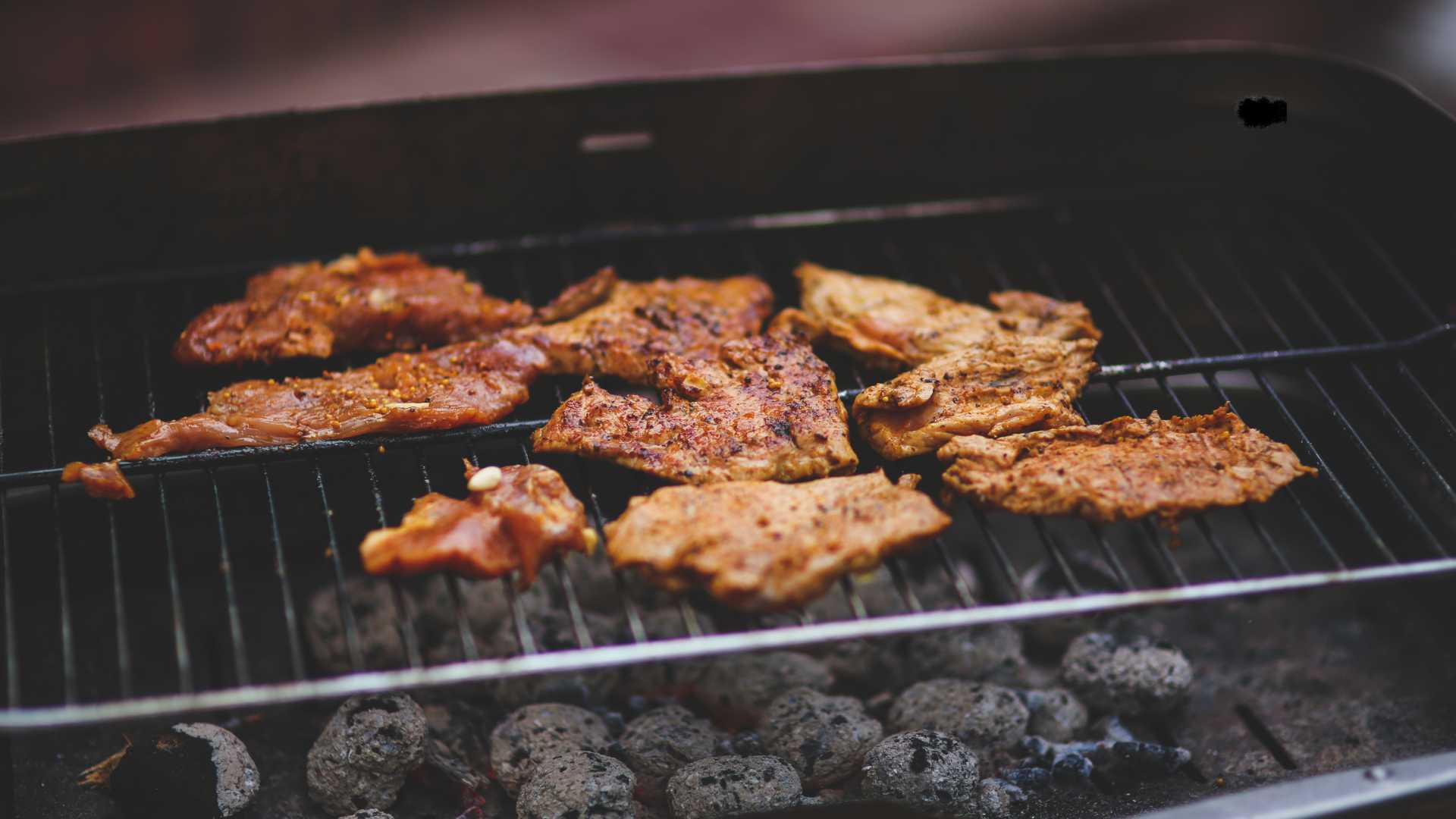 Eating meat such as red meat, fish, etc. is much better absorbed by muscles than plant-based iron. Photo: Huong Son