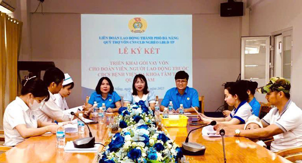 The Trade Union of Nam Phuoc Commune, Da Nang, disbursed preferential loans to 27 union members and workers. Photo: Nam Phuoc Trade Union.