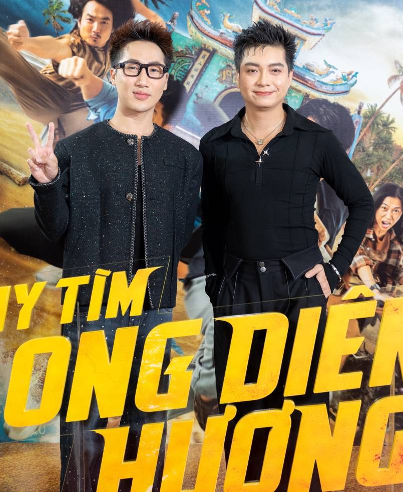 Dien vien Huu Dang (phai) den ung ho doan phim.