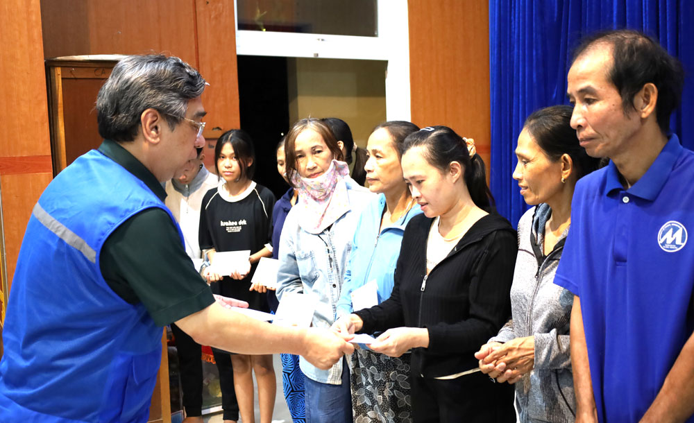 M. Nguyen Phuoc Loc - Secretaire adjoint du Comite du Parti municipal et president du Comite du Front de la Patrie du Vietnam de Ho Chi Minh-Ville remet des cadeaux pour soutenir les habitants de la commune de Nam Phuoc a Da Nang. Photo : MTTQ Da Nang.