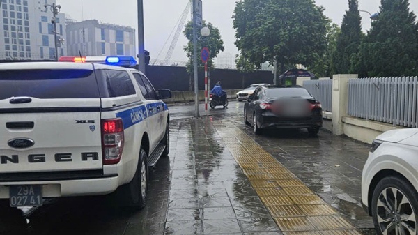 Luc luong CSGT Doi 6 trien khai tuyen truyen dep cac diem trong giu xe trai phep tren duong Hoang Quan Chi. Anh: Minh Hanh 