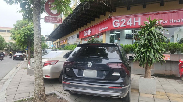 Nhieu phuong tien do tren via he pho Hoang Quan Chi chiem het loi di bo cua nguoi dan. Anh: Minh Hanh 