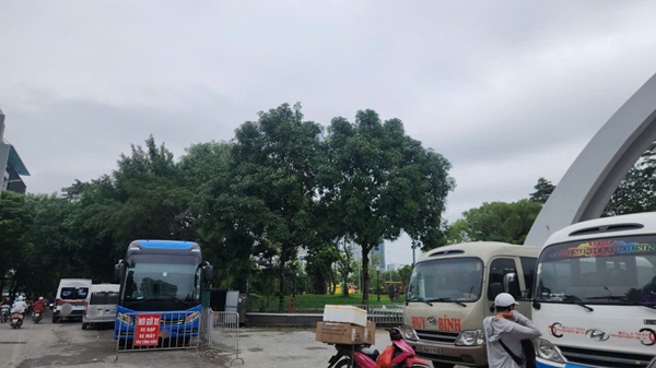 Cau Giay Ward is determined to eliminate encroachment on roads and sidewalks. Photo: Minh Hanh