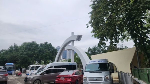 Cac phuong tien dung do, don tra khach trai phep truoc cong Cong vien Cau Giay. Anh: Minh Hanh 