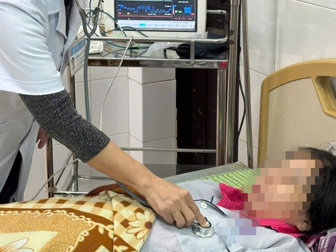 医師は食中毒の疑いのある患者を治療します。写真: L. ヒエップ.