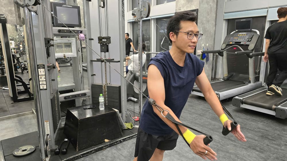 ケーブルを使ったフライングエクササイズは、胸の筋肉を効果的に発達させるのに役立ちます。写真: トゥアン・ダット