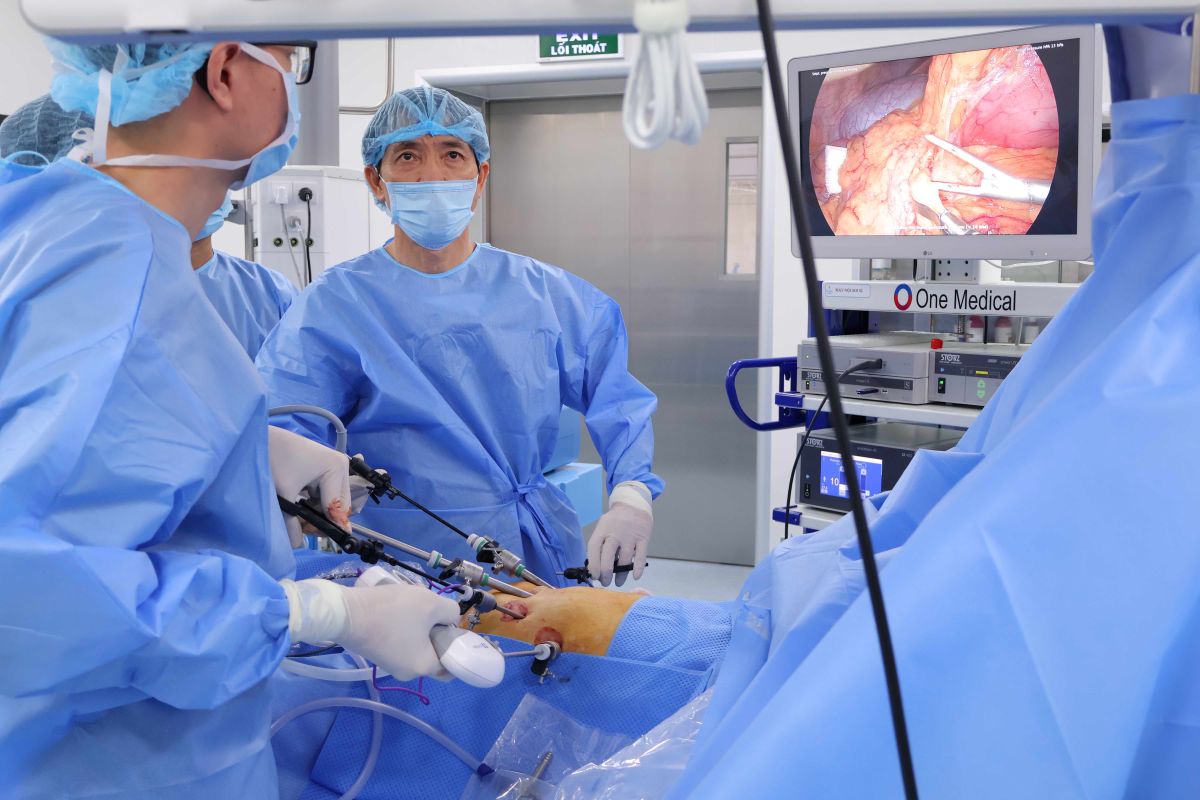 Ekip bac si tien hanh phau thuat noi soi dieu tri ung thu da day cho benh nhan.