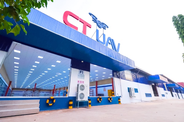 Nha may che tao UAV da ung dung, nha may che tao UAV Van tai hang nang, nha may che tao pin UAV, nha may che tao dong co UAV (tu trai qua phai) 