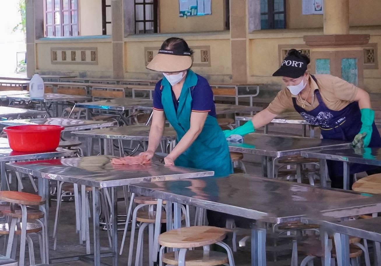 Teachers of Con Cuong Boarding Secondary School for Ethnic Minorities (Nghe An) clean up and disinfect items in the school after many students suffered from influenza A. Photo: Ngoc Anh