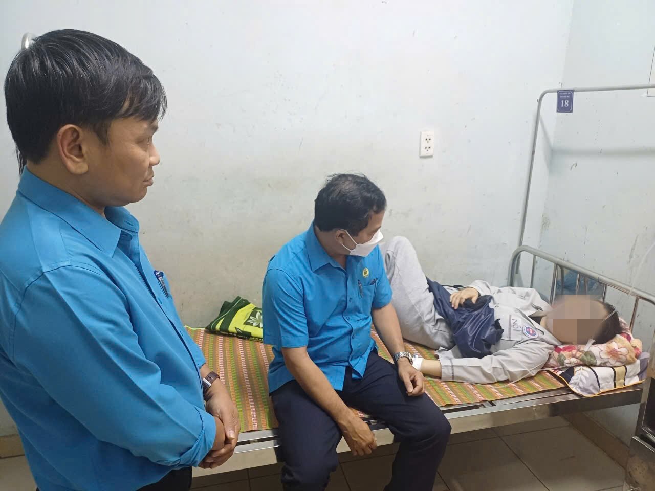 Chairman of the Hue City Labor Federation Le Minh Nhan encouraged the employee suspected of being poisoned who was being treated at the medical center. Photo: Le Thong.