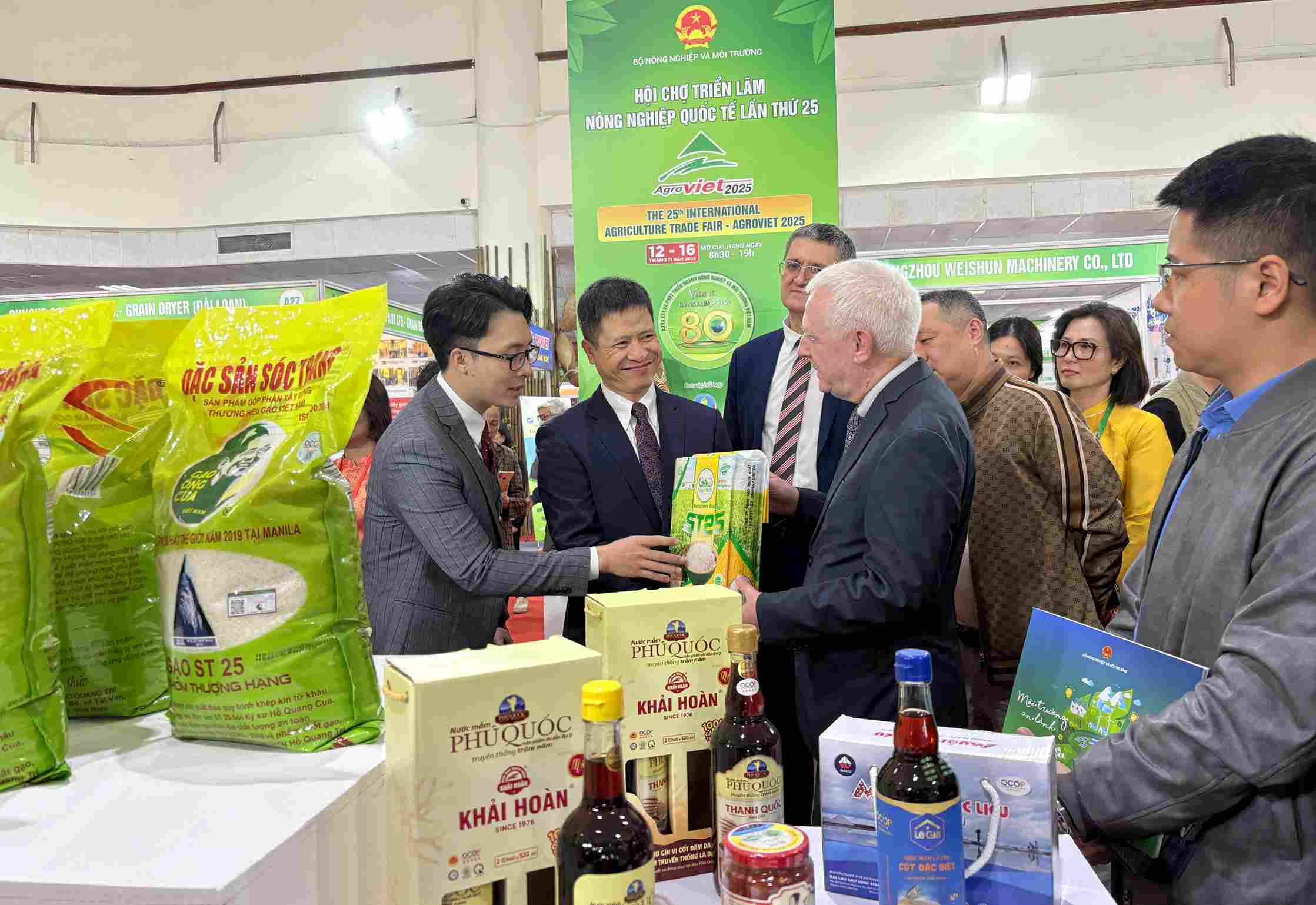 Nhieu mat hang nong san noi bat duoc ua chuong den tu Viet Nam va cac quoc gia khac se duoc trung bay tai Hoi cho. Anh: Phuong Anh