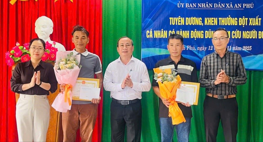 Leaders of An Phu commune, Quang Ngai province - presented awards to Mr. Nguyen Thanh Vuong and Mr. Nguyen Xet. Photo: Van Dao