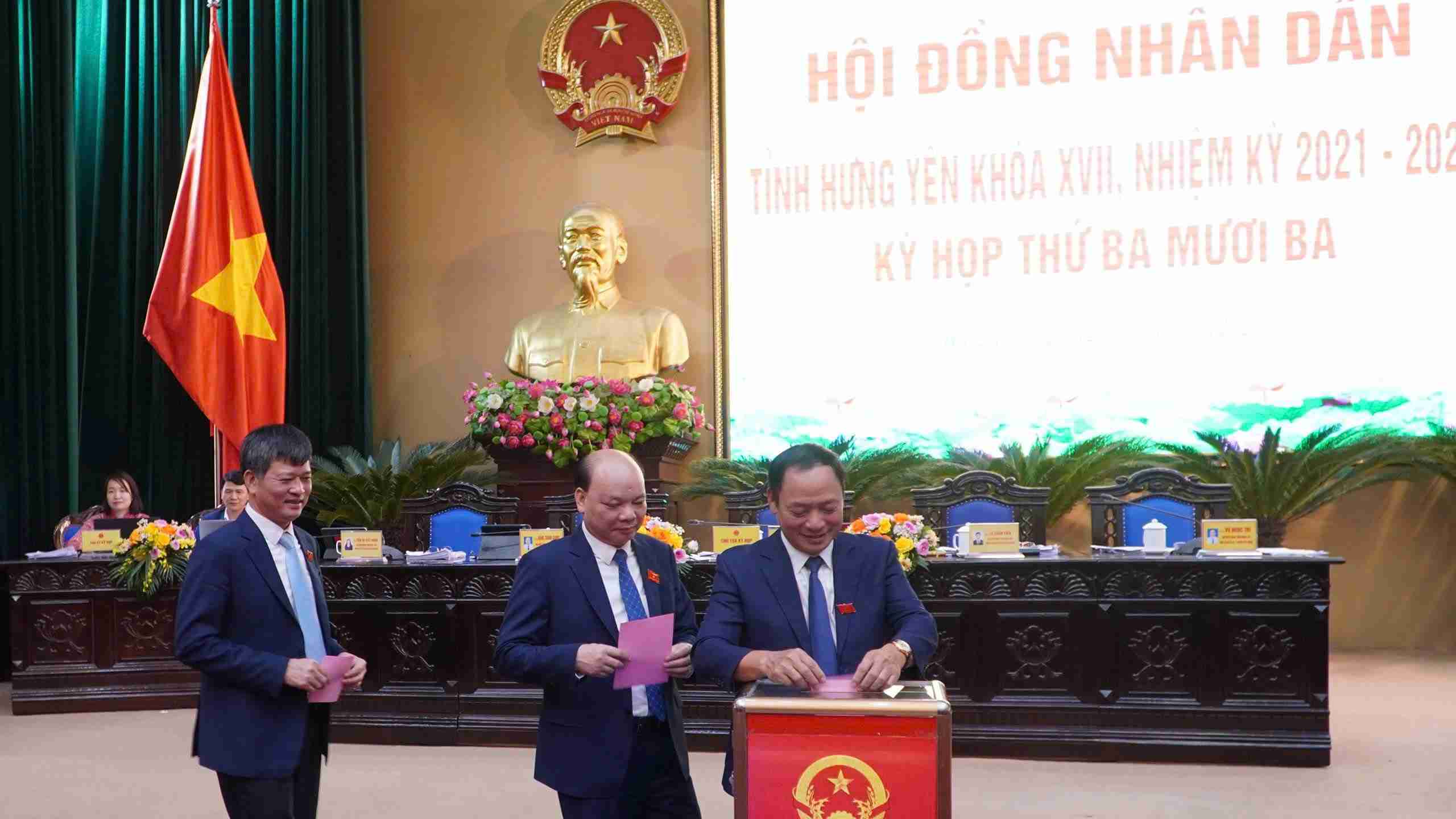 Cac dai bieu Hoi dong nhan dan tinh Hung Yen bo phieu bau Chu tich UBND tinh. Anh: Manh Tung