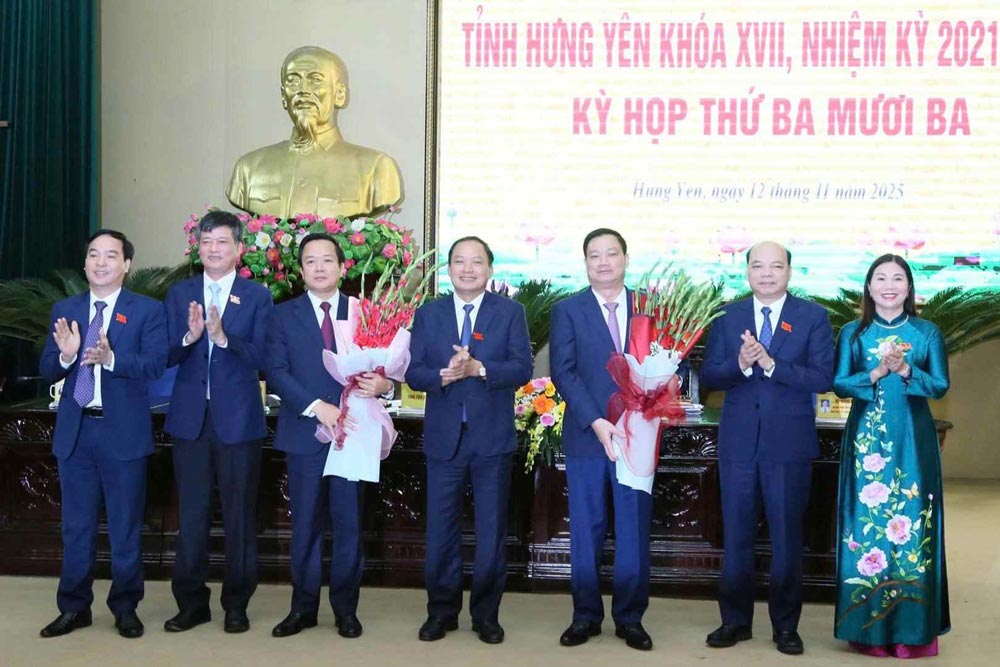 M. Pham Quang Ngoc (3e a partir de la gauche) elu president du Comite populaire provincial de Hung Yen. Photo : Anh Tung