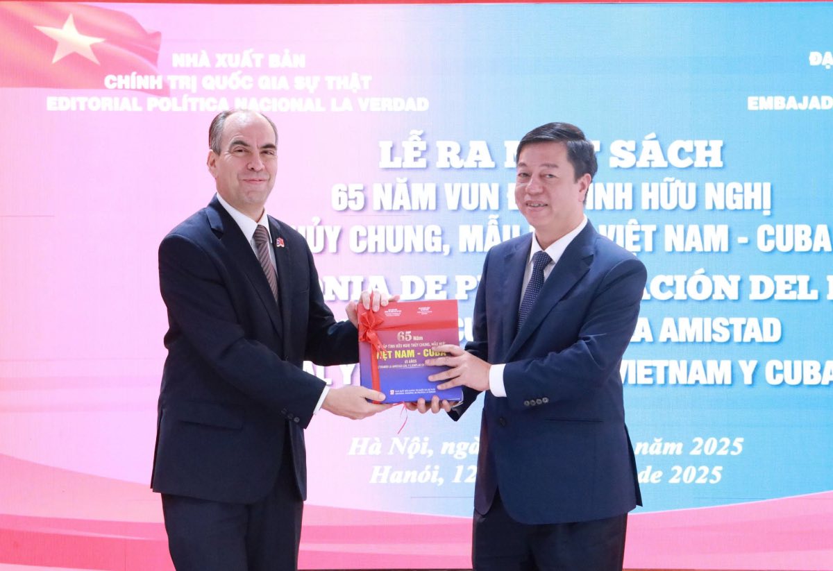 The book "65 years of cultivating loyal friendship, exemplary Vietnam - Cuba" was officially launched. Photo: Huong Nha