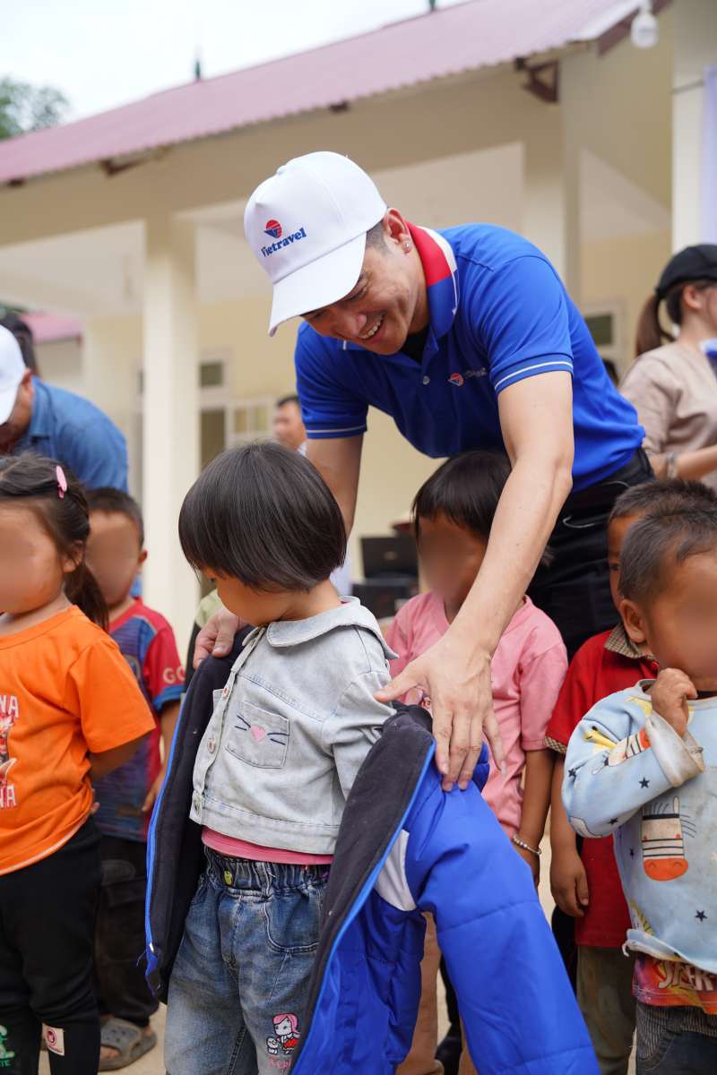 Doan khach giao luu cung cac em nho trong hanh trinh thien nguyen. Anh: Vietravel