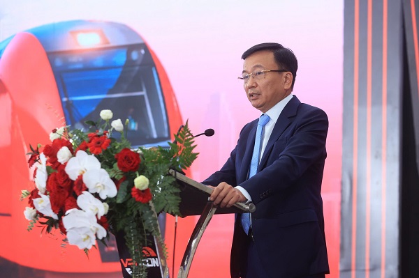 응우옌 단 휘 차관이 '현대 철도 기술 및 인프라 건설 공급망에 관한 국제 전시회 및 컨퍼런스' - VRT & tan2025 행사에서 연설하고 있습니다. 사진: 쑤옌 동