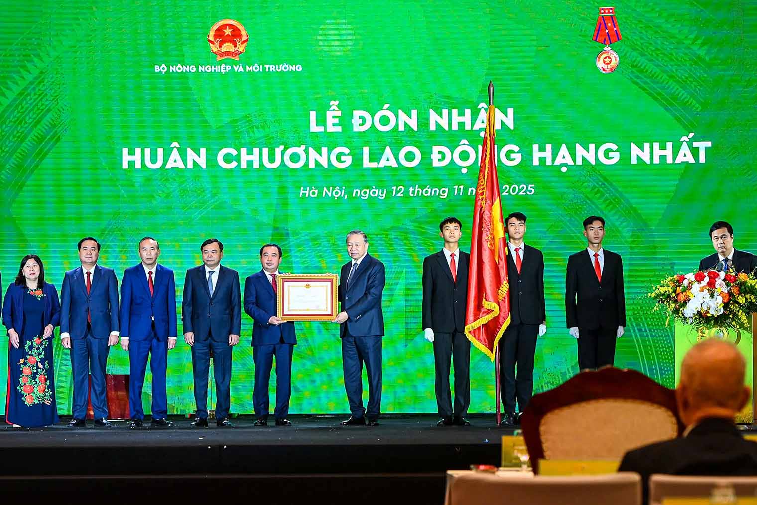 トー・ラム総書記は農業環境省に第一級労働勲章を授与した。写真：NNMT