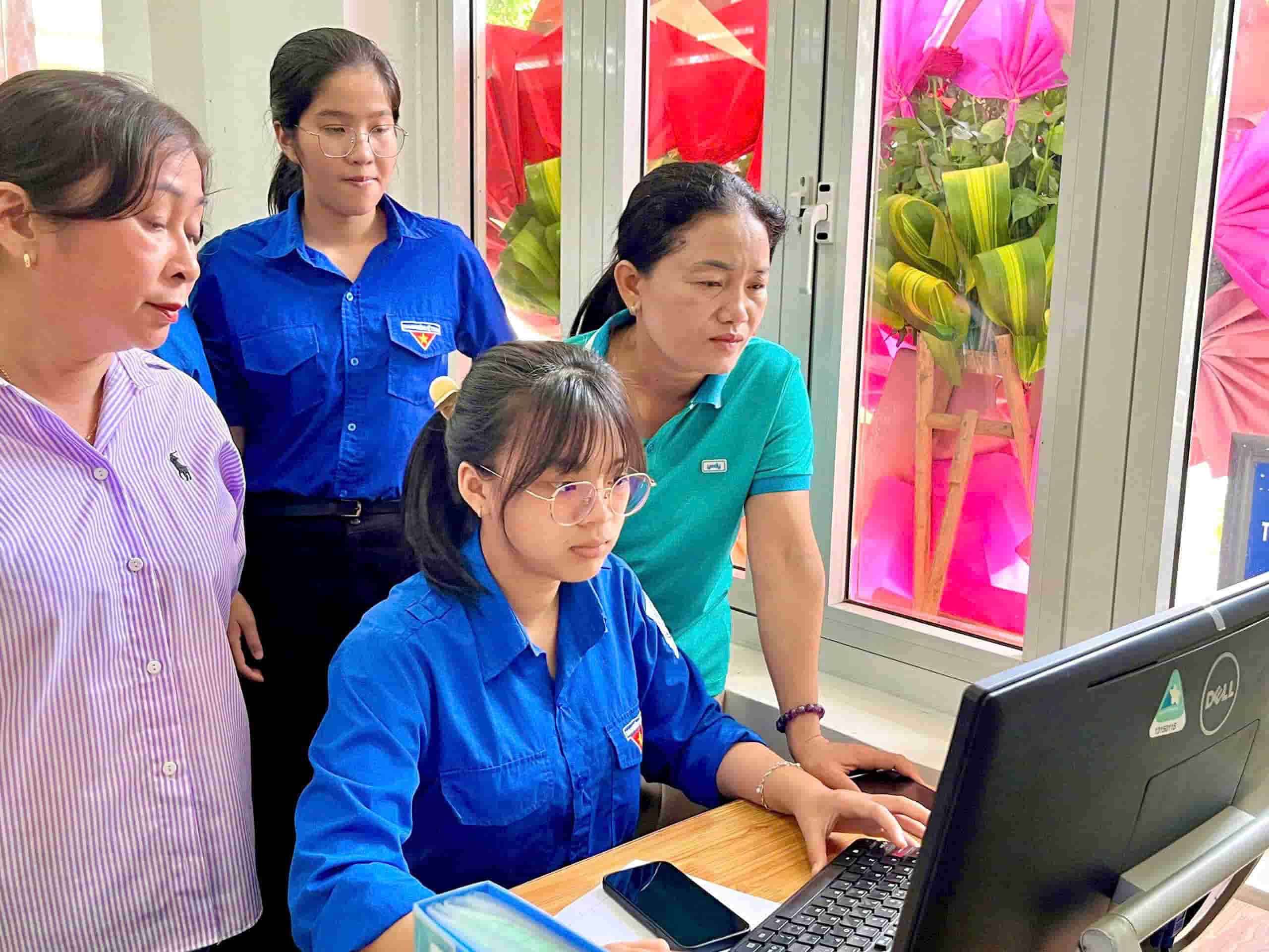 Doi ngu giang vien, sinh vien duoc huy dong nham giup chinh quyen cap xa trien khai hieu qua cac hoat dong chuyen doi so. Anh: Huu Long