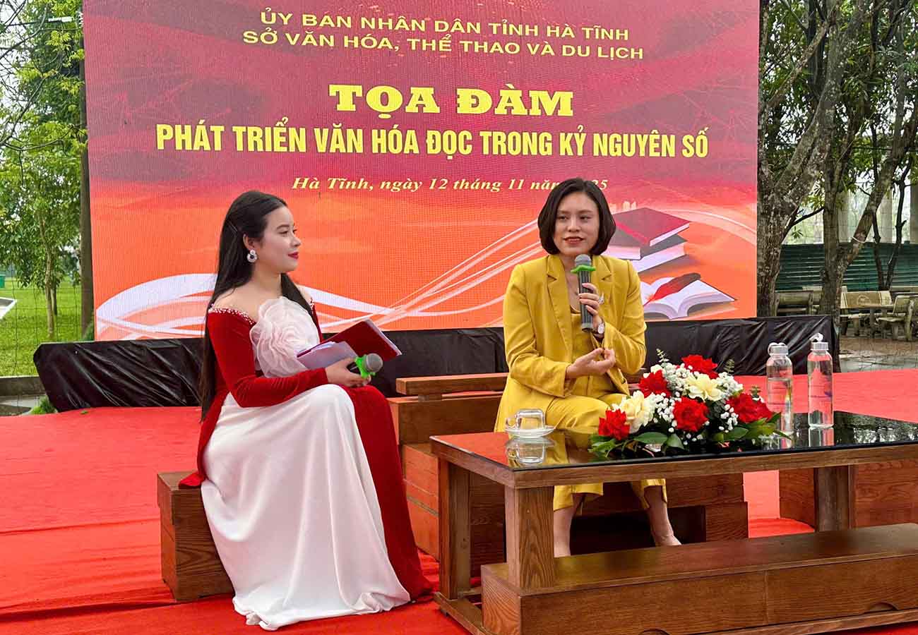 Vu Thuy Duong 박사는 좌담회에서 디지털 시대의 독서 문화에 대한 지식과 경험을 공유했습니다. 사진: Van Hoa