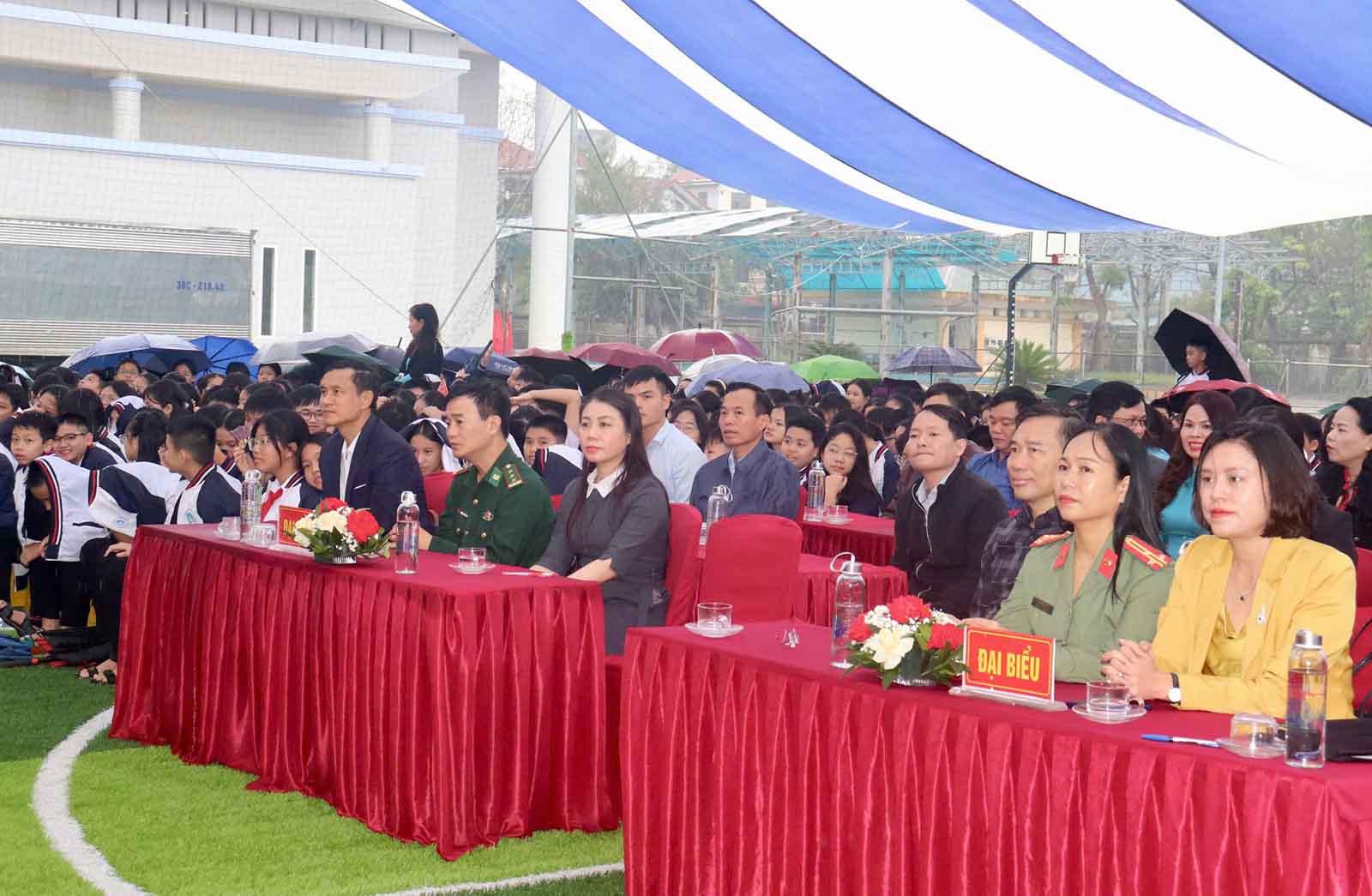 Dai bieu du toa dam. Anh: Van Hoa.