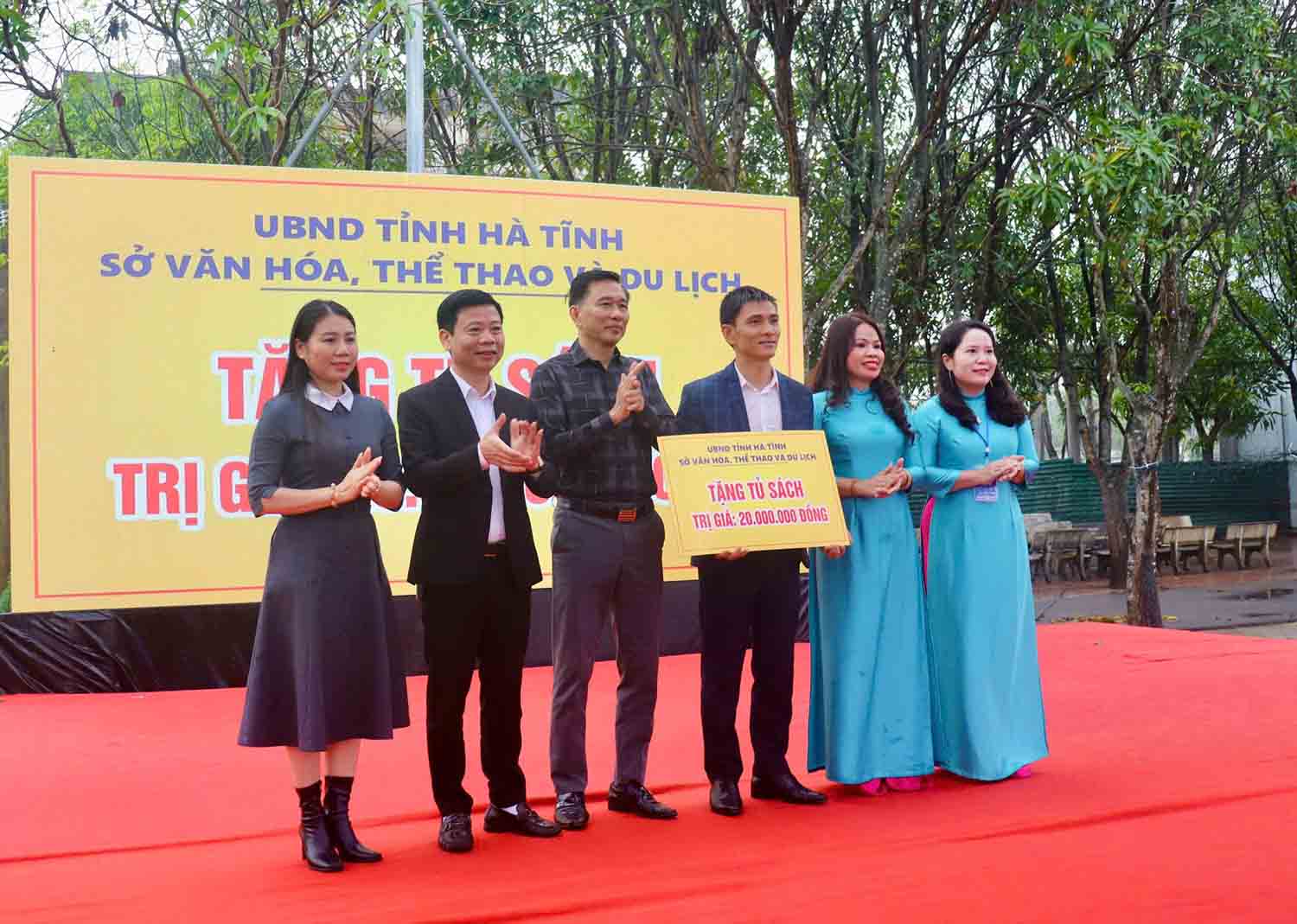  So VHTTDL Ha Tinh tang sach cho Truong THCS Le Van Thiem. Anh: Van Hoa.