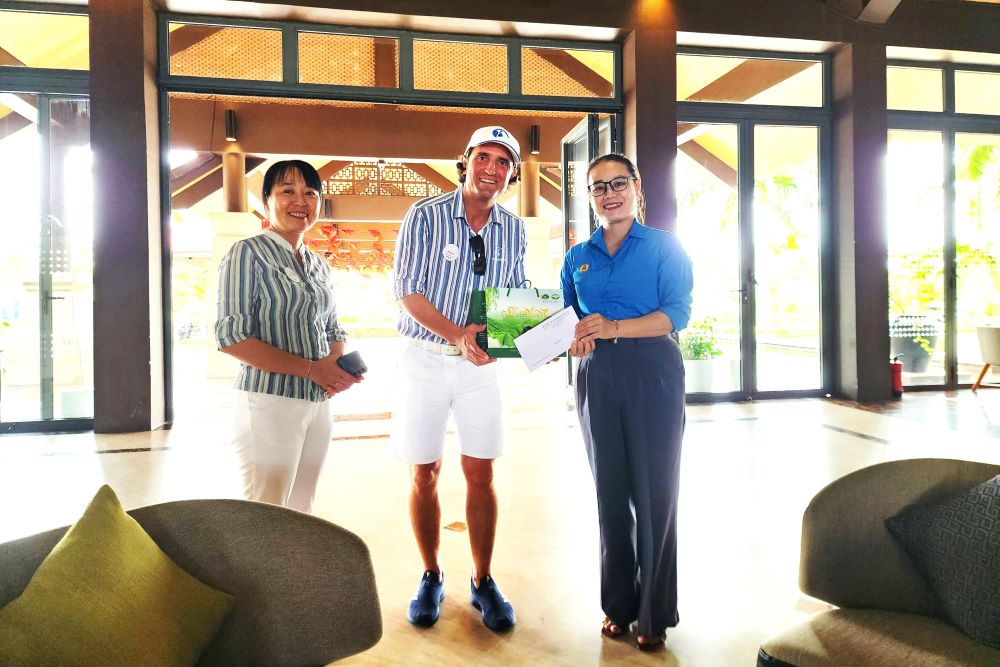 Tai buoi tham, Cong doan xa da trao tang moi doanh nghiep 5 trieu dong tien mat cung mot phan qua. Anh: Tran Thi