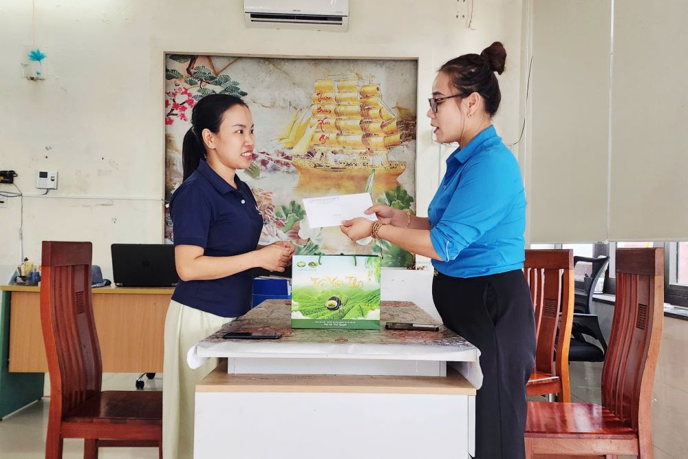 Chu tich Cong doan xa ghi nhan no luc cua cac doanh nghiep trong viec chu dong khac phuc thiet hai, duy tri hoat dong san xuat. Anh: Tran Thi