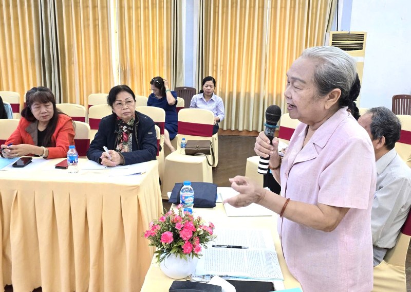 Ms. Hoang Thi Khanh suggested that trade unions need to proactively research and forecast new situations, thereby responding and making timely recommendations. Photo: Nam Duong