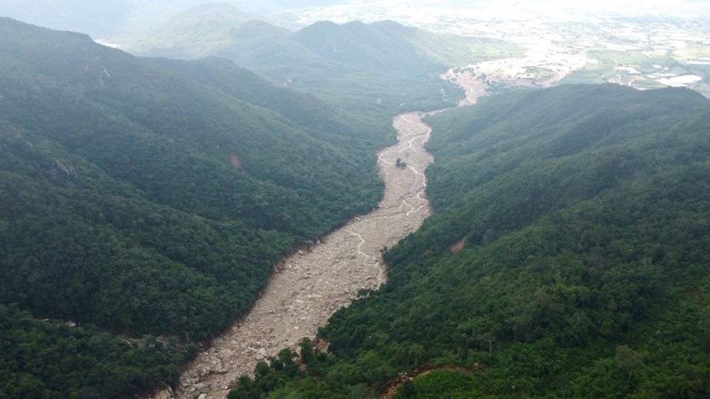 Vu vo ho chua tai du an cua Cong ty Trang Trai Viet khien dong chay do ao xuong ha du. Anh: Duy Tuan