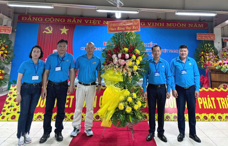 Dai dien lanh dao Lien doan lao dong tinh Dong Thap tang hoa cho Dai hoi. Anh: Thanh Mai