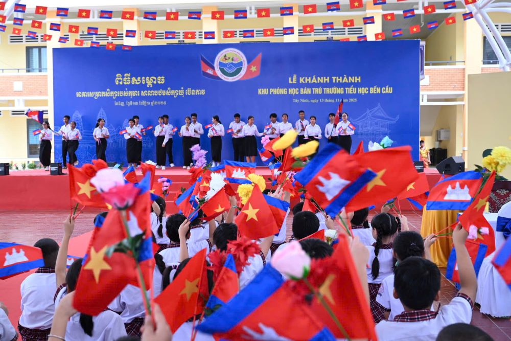 Cac chau hoc sinh hai nuoc Viet Nam va Campuchia bieu dien van nghe tai buoi tong duyet Le khanh thanh khu phong hoc ban tru Truong Tieu hoc Ben Cau. Ảnh: Anh Tu