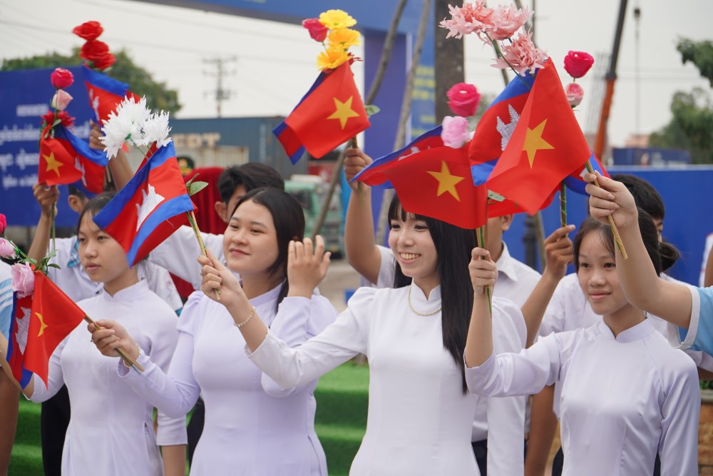 Nguoi dan hai nuoc Viet Nam – Campuchia vay hoa chao mung doan dai bieu du Giao luu huu nghi quoc phong bien gioi.