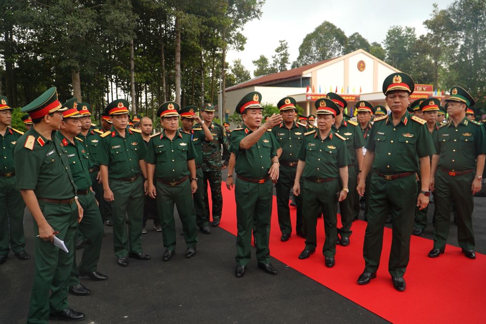 Thuong tuong Hoang Xuan Chien, Uy vien Trung uong Dang, Uy vien Thuong vu Quan uy Trung uong, Thu truong Bo Quoc phong va Thuong tuong Nguyen Truong Thang, Uy vien Trung uong Dang, Uy vien Quan uy Trung uong, Thu truong Bo Quoc phong; lanh dao Quan khu 7 va cac dai bieu kiem tra tai Su doan 5, Quan khu 7
