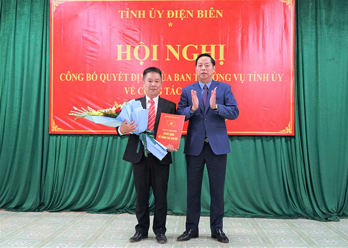 Deputy Secretary of the Dien Bien Provincial Party Committee Ha Quang Trung presented the decision to appoint Mr. Pham Duc Minh as Secretary of the Xa Dung Commune Party Committee. Photo: Xa Dung Commune