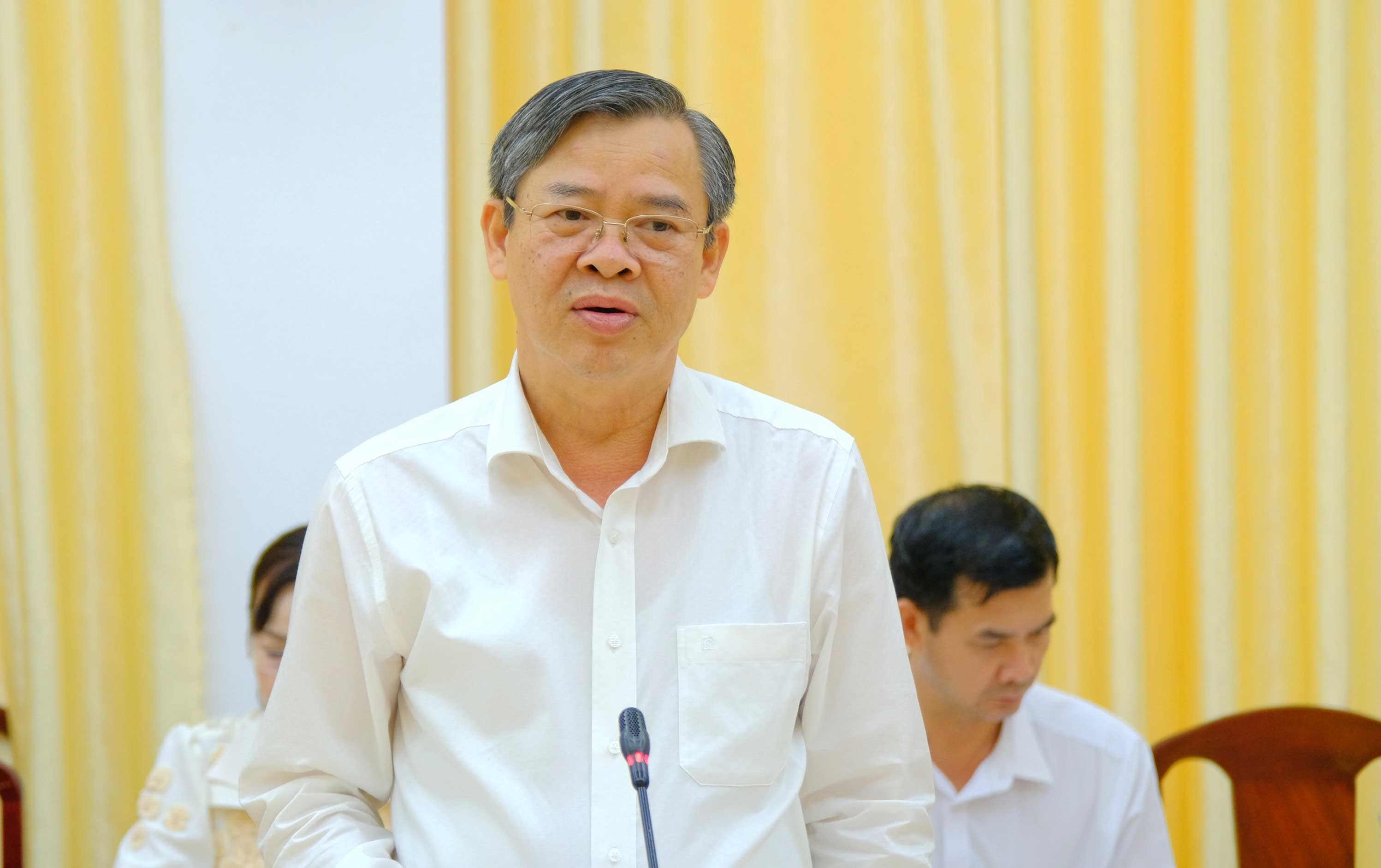 Chu tich UBND TP Can Tho Truong Canh Tuyen giao cac so xay dung chinh sach . Anh: My Ly