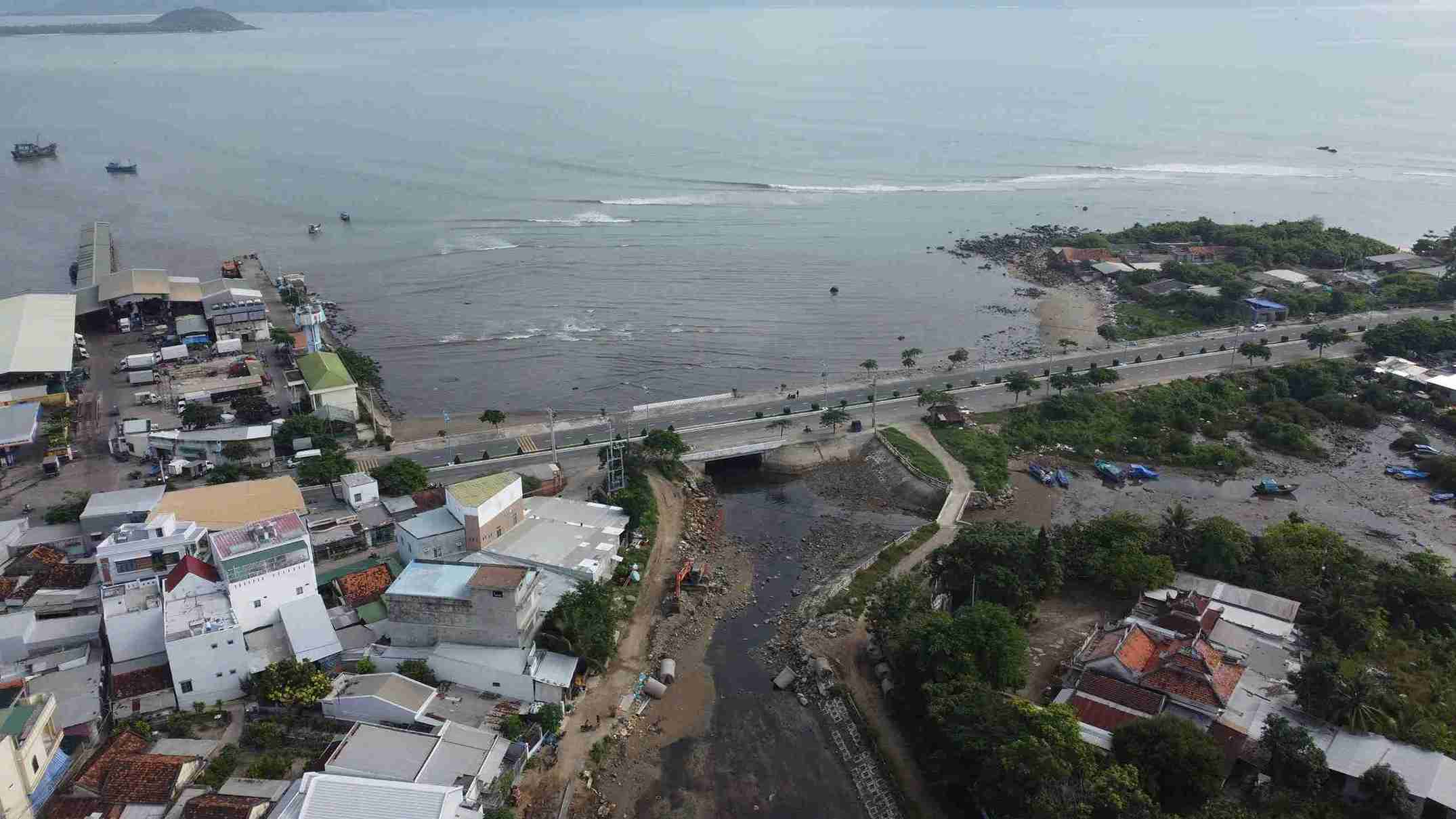 Bien Nha Trang bi o nhiem boi nuoc thai. Anh: Huu Long
