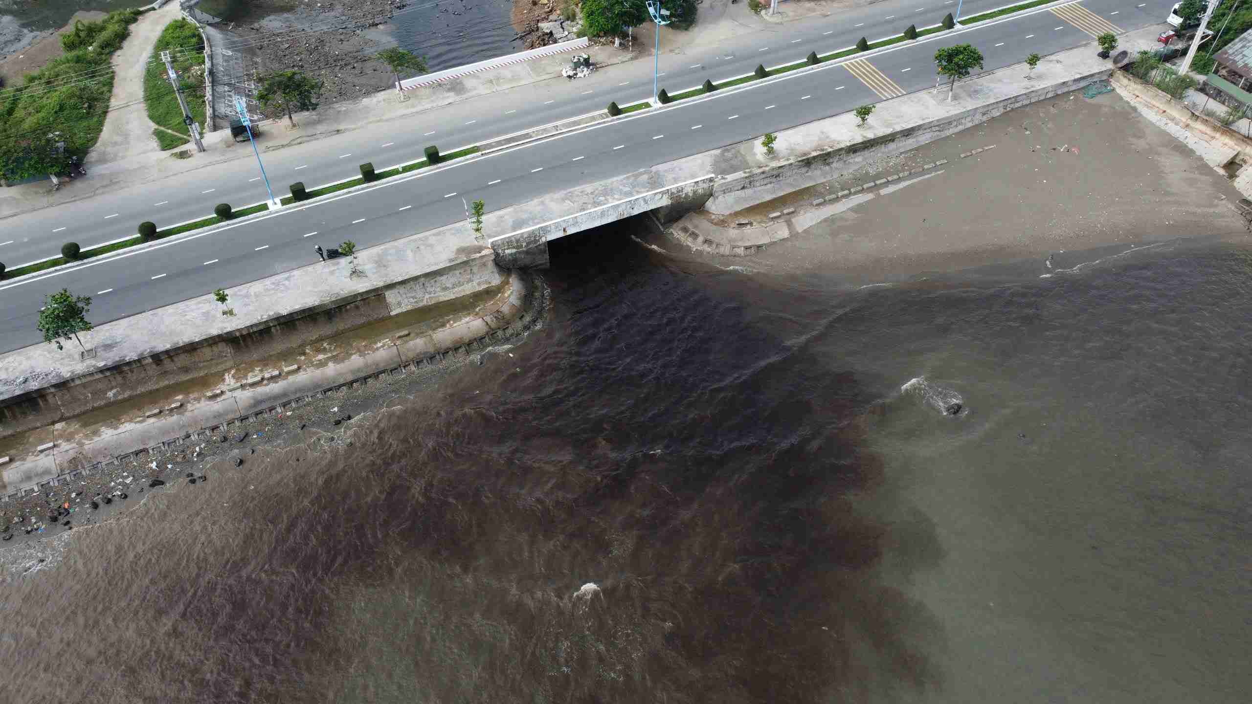 Black leachate flows into Nha Trang tourist beach. Photo: Huu Long