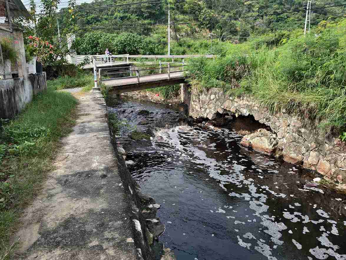 Bai chon lap rac Luong Hoa va Tram xu ly nuoc ri rac Luong Hoa. Anh: Huu Long