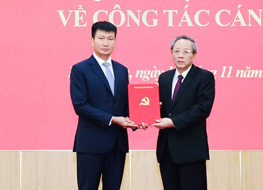 Mr. Hoang Dang Quang - Deputy Head of the Central Organizing Committee (right) presented the Decision to Mr. Tran Huy Tuan - Deputy Secretary of the Ninh Binh Provincial Party Committee. Photo: Dieu Anh