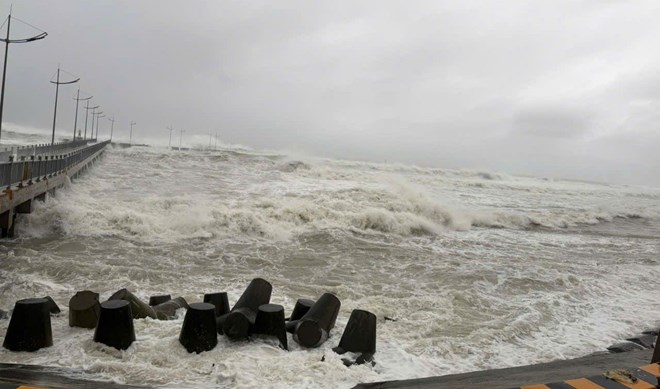 台風13号は11月6日夕方にリーソン島に接近し、大きな波を引き起こしました。写真:Nguyen Thanh
