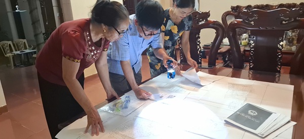 Can bo thon tai xa Quang Oai khong quan dem hom ra soat lam sach du lieu dat dai. Anh: Minh Hanh