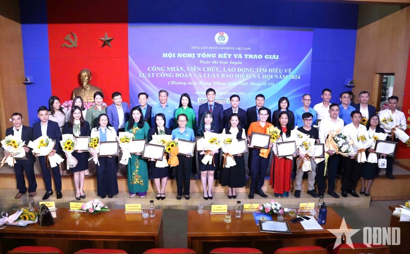 組織委員会は、ベトナム労働総同盟が主催するオンラインコンテスト「労働役員と従業員が労働組合法と社会保険法について学ぶ2024」で入賞した団体と個人に賞品を授与した。写真：ホーチミン市労働総同盟提供