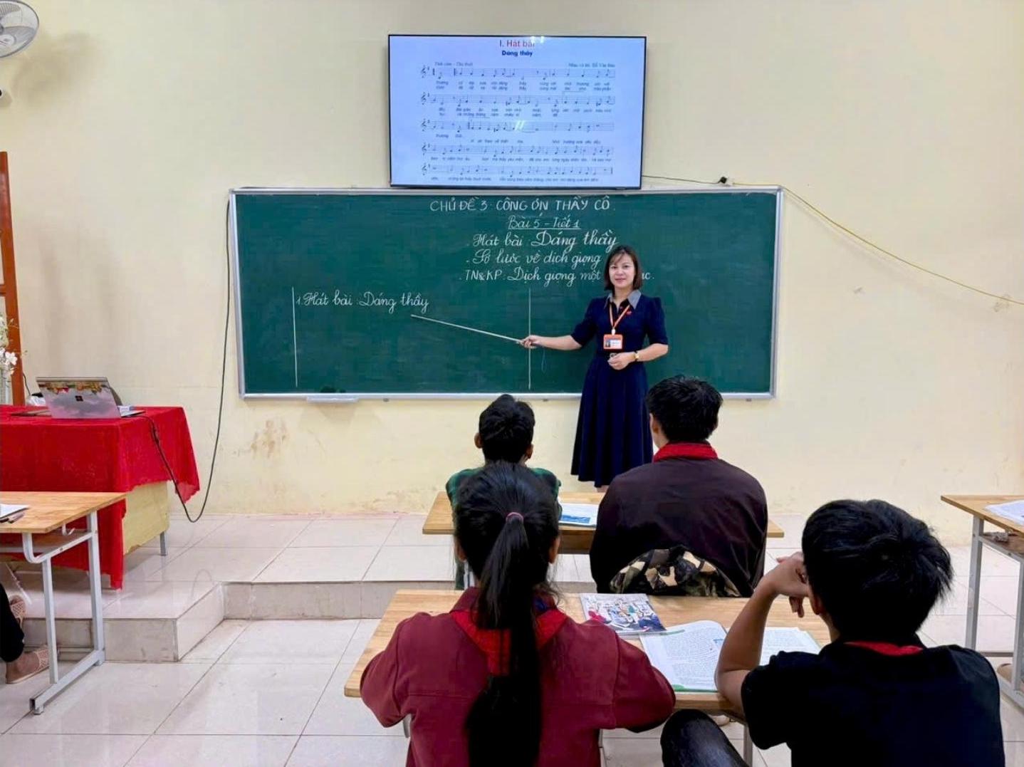 Co Hoang Thi Thiet - giao vien Truong TH&THCS Chieng Xuan, xa Chieng Son, tinh Son La - trong mot tiet day. Anh: NVCC