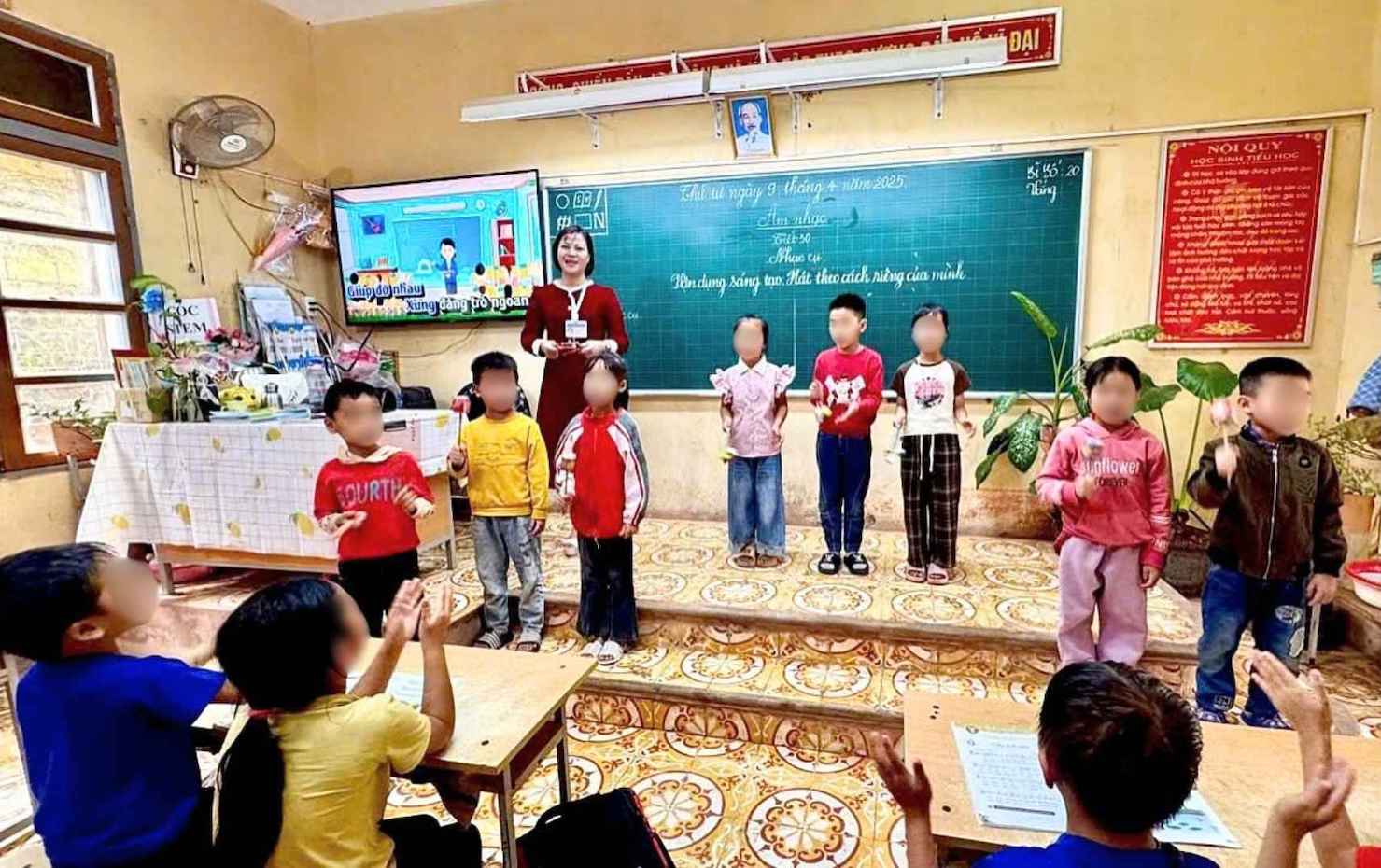 Co giao Hoang Thi Thiet va hoc tro. Anh: NVCC